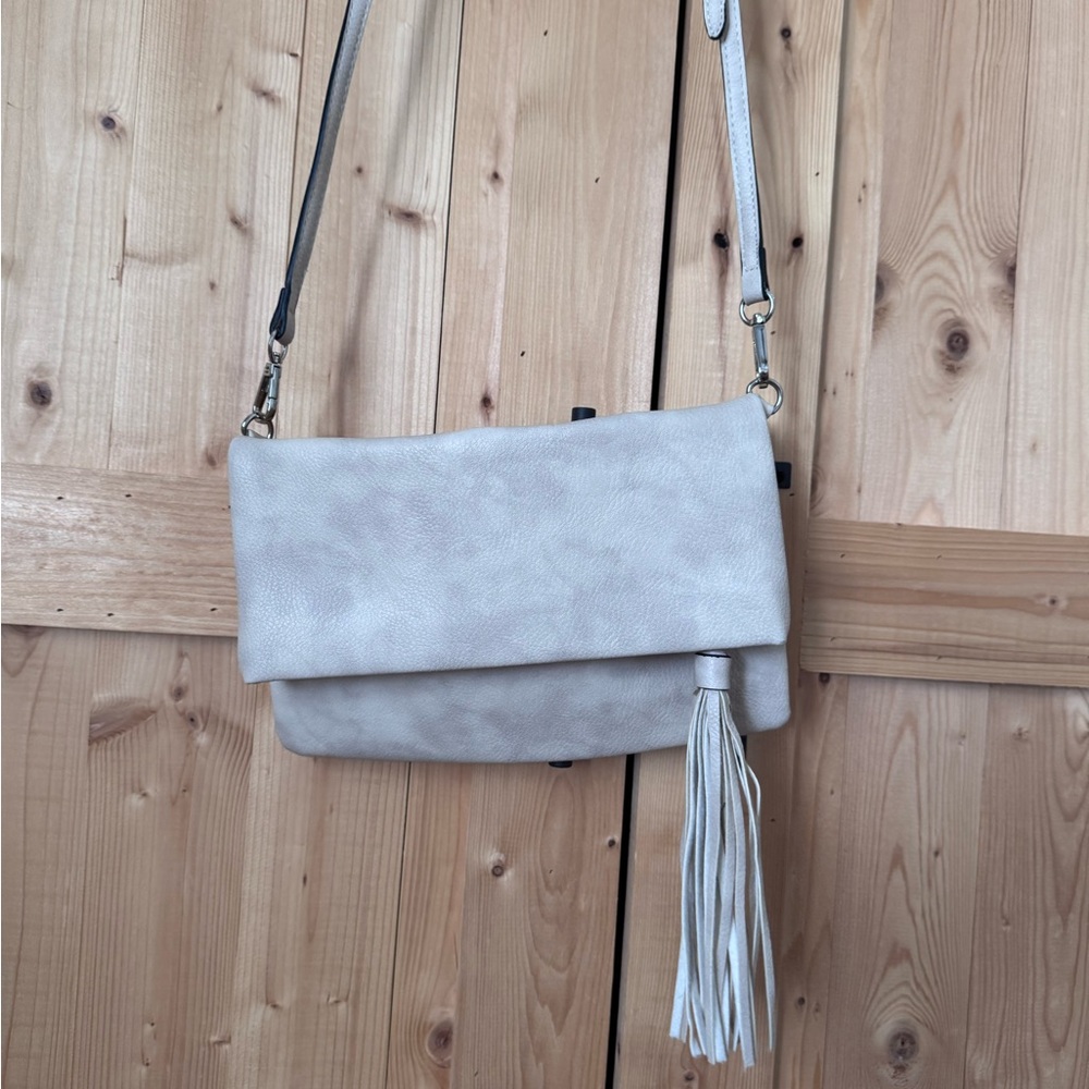 Jen & Co Riley Tassel Vegan Leather Crossbody in Stone